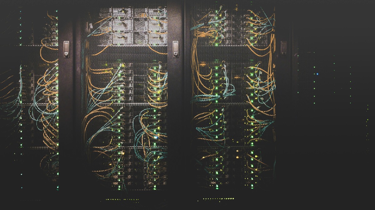 Racks de servidores con cableado de red naranja y azul